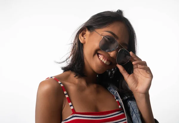 Портрет Усміхнених Молодих Азіатських Жінок Сонцезахисні Окуляри Ізольовані Над Білим — стокове фото