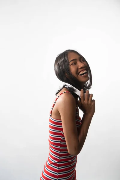 Portret Szczęśliwy Młody Asian Dziewczyna Słuchawki Taniec Przez Biały Ściana — Zdjęcie stockowe
