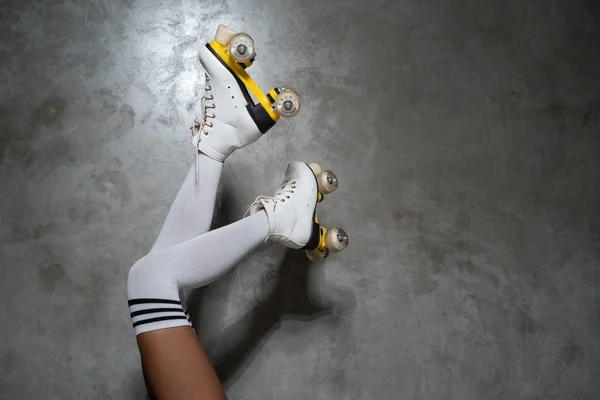 Closeup Ženských Nohou Válečkových Brusle Izolovaných Přes Betonovou Stěnu Místo — Stock fotografie