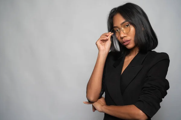 Retrato Atraente Jovem Mulher Asiática Elegante Blazer Preto Óculos Posando — Fotografia de Stock