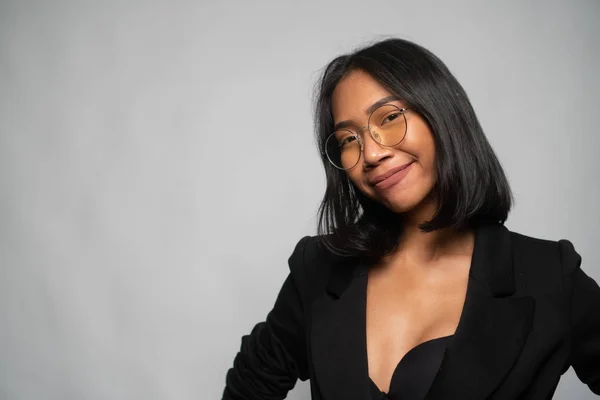 Retrato Atraente Jovem Asiático Sorrindo Mulher Elegante Blazer Preto Óculos — Fotografia de Stock