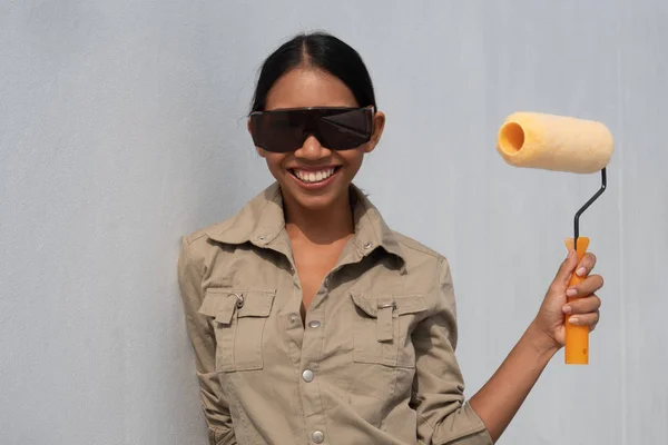 Porträt Einer Attraktiven Jungen Bauarbeiterin Mit Farbroller Overall Und Schutzbrille — Stockfoto