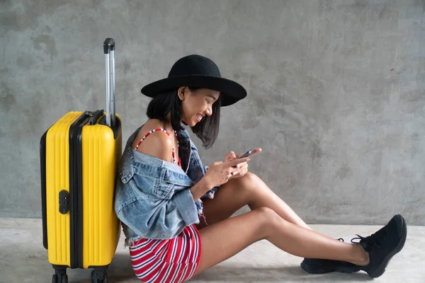 Retrato Sorridente Jovem Mulher Asiática Com Bagagem Telefone Celular Isolado — Fotografia de Stock