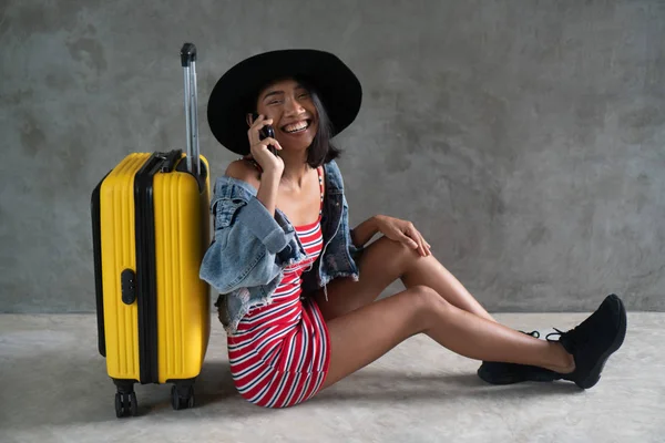Porträt Einer Lächelnden Jungen Asiatin Mit Gepäck Die Isoliert Über — Stockfoto