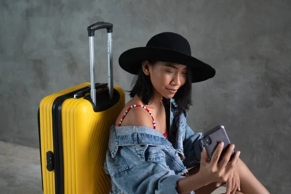 Porträtt Leende Ung Asiatisk Kvinna Med Bagage Gör Selfie Foto — Stockfoto