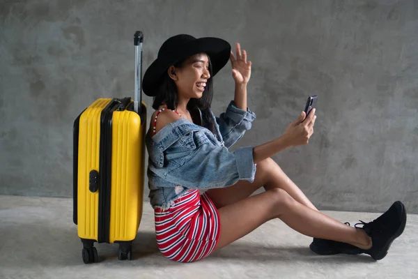 Retrato Una Joven Asiática Sonriente Con Equipaje Haciendo Foto Selfie — Foto de Stock