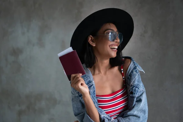 Retrato Sorridente Jovem Asiática Segurando Passaporte Isolado Sobre Fundo Parede — Fotografia de Stock