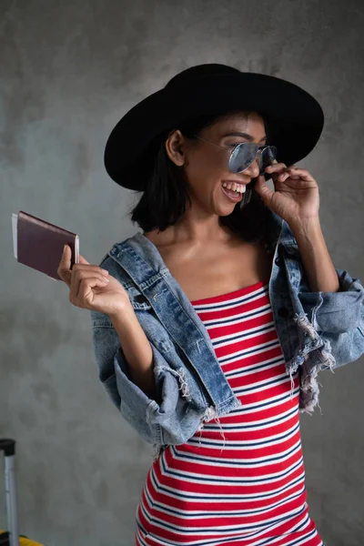 Retrato Una Joven Asiática Sonriente Con Pasaporte Aislado Sobre Fondo — Foto de Stock