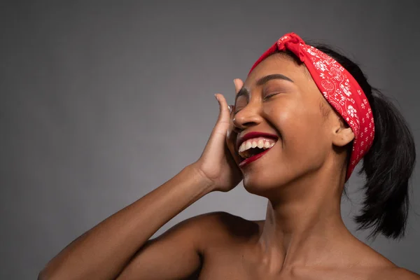 Retrato Sorrir Muito Asiático Pinup Menina Isolada Sobre Fundo Parede — Fotografia de Stock