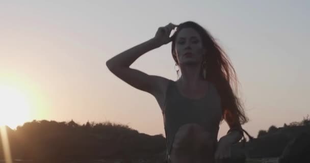 Mulher Sensual Bonita Trajes Banho Espumantes Posando Praia Areia Preta — Vídeo de Stock