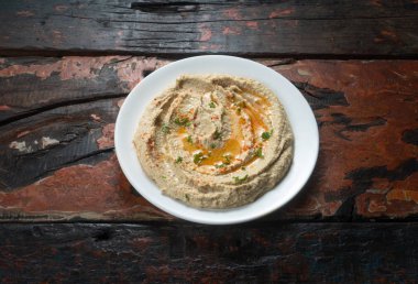 Köy ahşap mutfak masasında nefis humus. Bu bir Arap ve Orta Doğu menü aperatifi.
