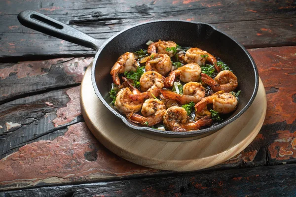 Top View Prawns Shrimps Roasted Pan Herbs Isolated Rustic Wooden — Stock Photo, Image