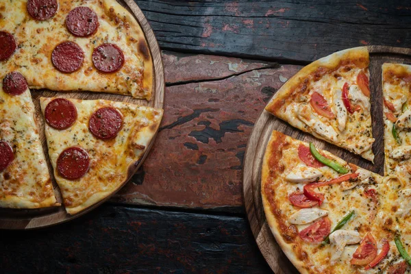 Draufsicht Auf Frische Leckere Pizzen Auf Holzgrund Eine Pizza Mit — Stockfoto