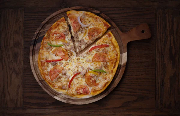 Blick Von Oben Auf Frische Leckere Pizza Mit Thunfisch Tomaten — Stockfoto