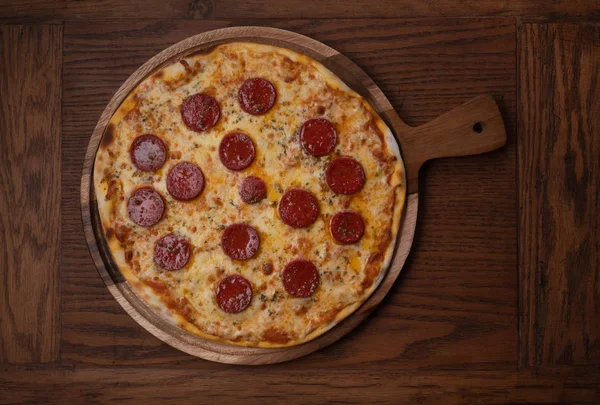 Draufsicht Auf Frische Leckere Pizza Mit Türkischer Wurst Und Mozzarella — Stockfoto