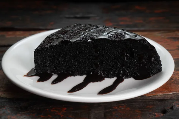 Stück Schokoladenkuchen Isoliert Auf Rustikalem Holztisch — Stockfoto