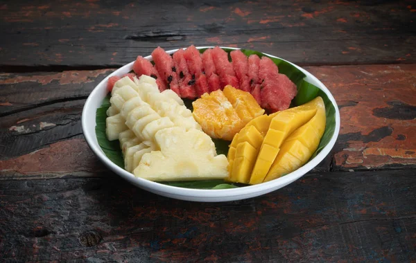 Bovenaanzicht Vers Tropisch Fruit Geïsoleerd Rustieke Houten Tafel Mango Ananas — Stockfoto