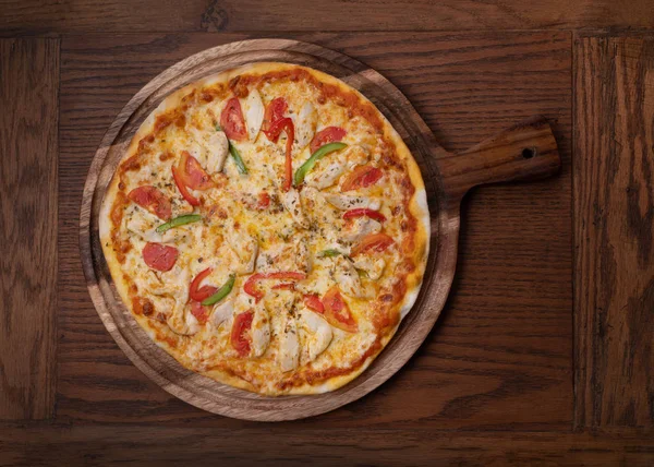 Blick Von Oben Auf Frische Leckere Pizza Mit Huhn Tomate — Stockfoto