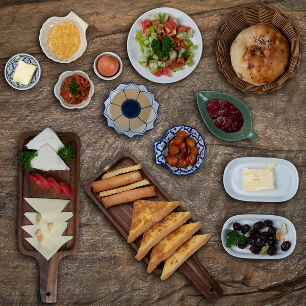 Κάτοψη Του Τουρκικού Πρωινού Απομονωμένο Ρουστίκ Ξύλινο Τραπέζι — Φωτογραφία Αρχείου