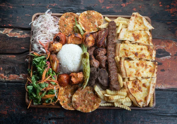 Piastra Mista Turca Kebab Isolata Tavolo Rustico Legno — Foto Stock