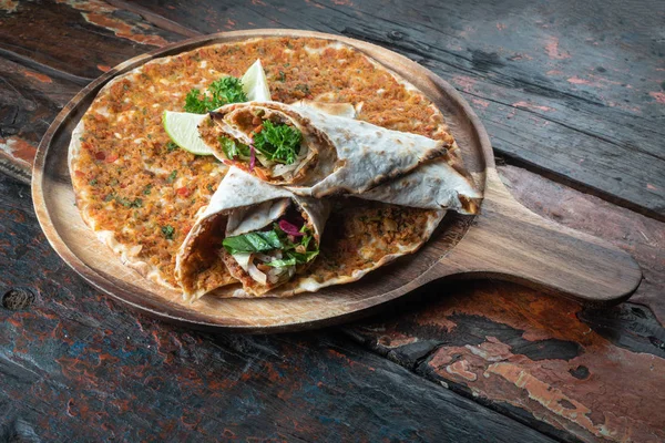 Lahmacun Tradiční Turecká Pizza Zábaly Salátem Izolované Rustikálním Dřevěném Stole — Stock fotografie