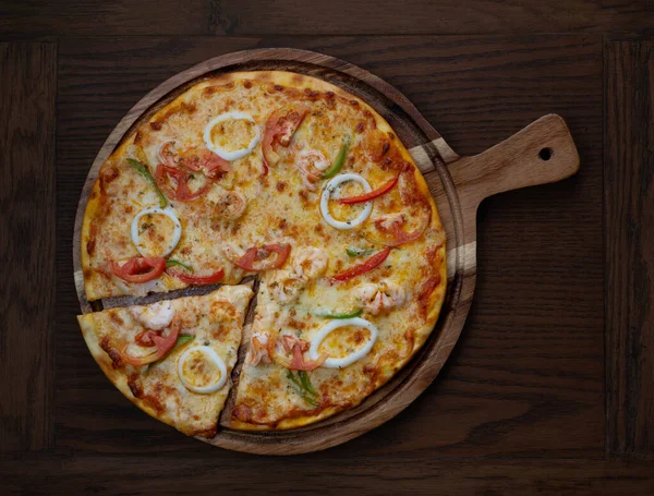 Bovenaanzicht Van Verse Lekkere Pizza Met Zeevruchten Tomaat Paprika Mozzarella — Stockfoto