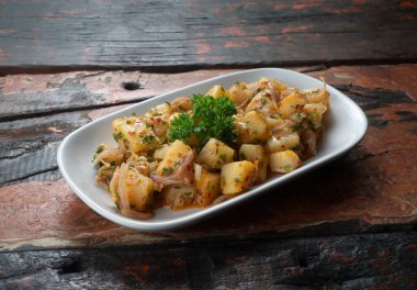 Kırsal ahşap masada izole edilmiş patates salatası.