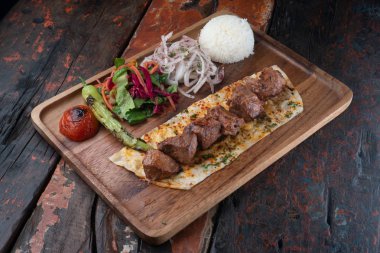 Pirinç ve sebzeli Türk kuzu kebabı. Köy ahşap masasında izole edilmiş. 