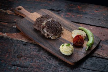 İzole edilmiş ahşap masada Türk köftesi kofte