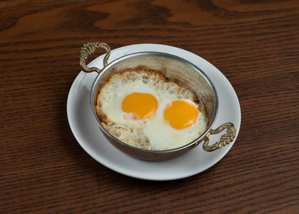 Draufsicht Auf Spiegelei Kupferpfanne Isoliert Auf Holztisch — Stockfoto