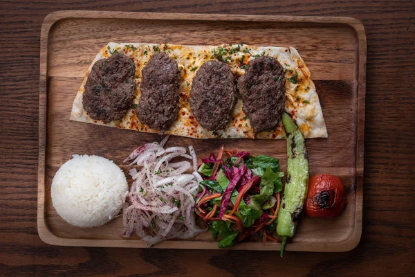 Kofte Kebab Turco Con Riso Verdure Isolate Sul Tavolo Legno — Foto Stock