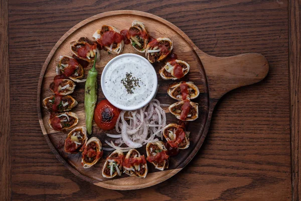 Kebab Turco Beyti Servido Con Verduras Parrilla Salsa Yogur Aislado — Foto de Stock