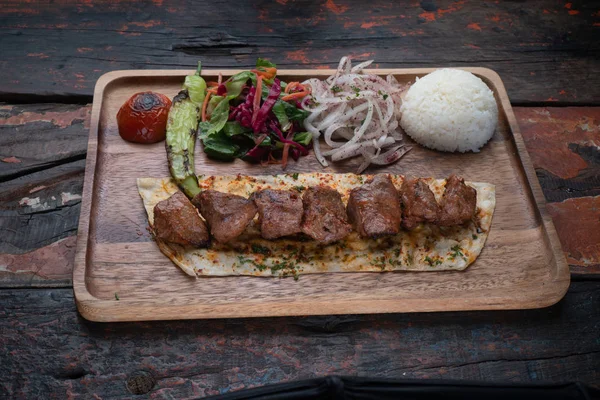 Török Bárány Sis Kebab Rizzsel Zöldségekkel Izolált Rusztikus Asztalon — Stock Fotó