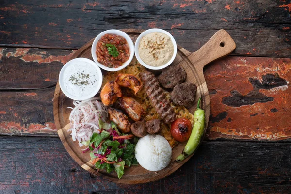 Plato Mixto Kebab Turco Con Arroz Verduras Salsas Salsa Aisladas — Foto de Stock