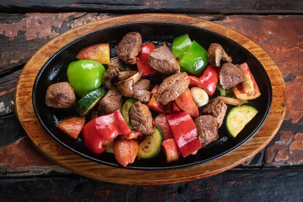 Carne Turca Sote Aislada Sobre Mesa Madera Rústica — Foto de Stock