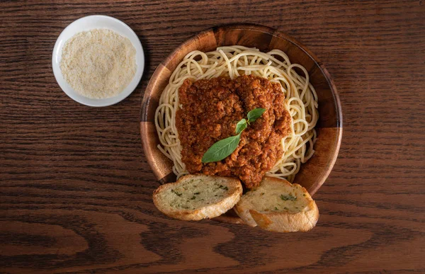 Spaghetti Bolognese Mit Tomatensauce Und Hackfleisch Geriebenem Parmesan Und Frischem — Stockfoto