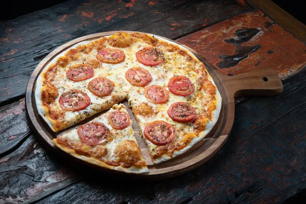 Pizza Margarita Segar Diisolasi Dengan Latar Belakang Kayu Pedesaan — Stok Foto