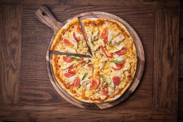 Frische Leckere Pizza Mit Hühnchen Tomaten Paprika Und Mozzarella Isoliert — Stockfoto