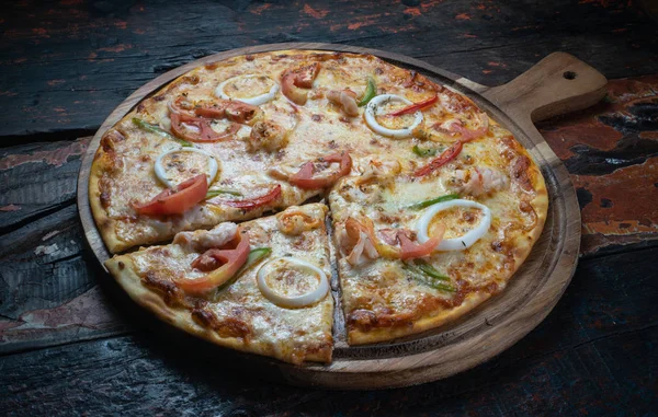 Verse Smakelijke Pizza Met Zeevruchten Tomaat Paprika Mozzarella Kaas Geïsoleerd — Stockfoto