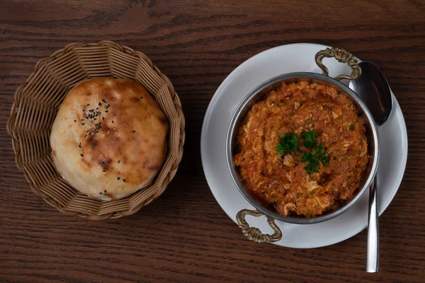 Türkisches Meze Acili Ezme Oder Würzige Paste Mit Brot Isoliert — Stockfoto