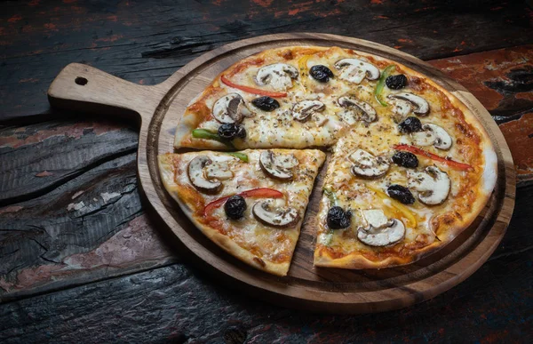 Verse Smakelijke Pizza Met Champignons Olijven Paprika Mozzarella Kaas Geïsoleerd — Stockfoto