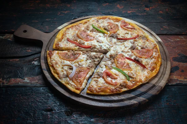 Verse Smakelijke Pizza Met Tonijn Tomaat Paprika Mozzarella Kaas Geïsoleerd — Stockfoto