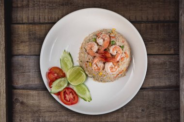 Tayland yemeği karides kızartması pirinç kırsal ahşap masada izole edilmiş.