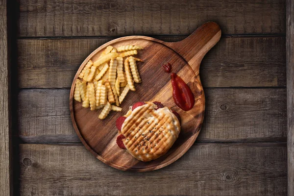 Salchicha Turca Parrilla Queso Panini Sándwich Servido Con Papas Fritas —  Fotos de Stock