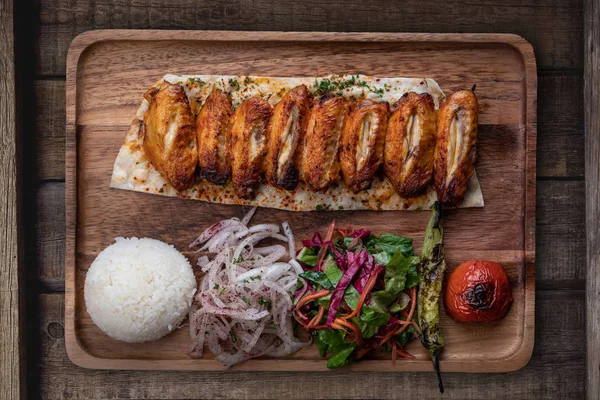 Ali Pollo Turche Kebab Con Riso Verdure Isolate Tavolo Rustico — Foto Stock