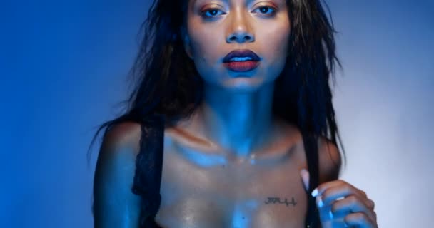 Portret Van Sensuele Vrouw Zwarte Beha Poseren Blauw Neon Licht — Stockvideo