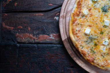 Taze, lezzetli, ton balıklı, domatesli, kırmızı biberli ve sade ahşap masada izole edilmiş mozzarella peynirli pizza manzarası. Boşluğu kopyala