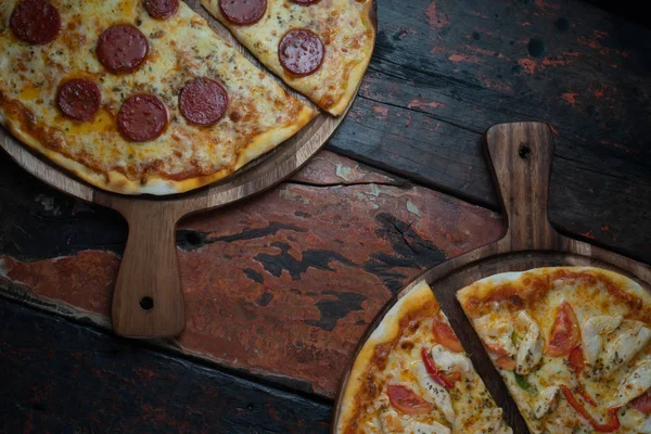 Bovenaanzicht Van Verse Lekkere Pizza Houten Ondergrond Een Pizza Met — Stockfoto