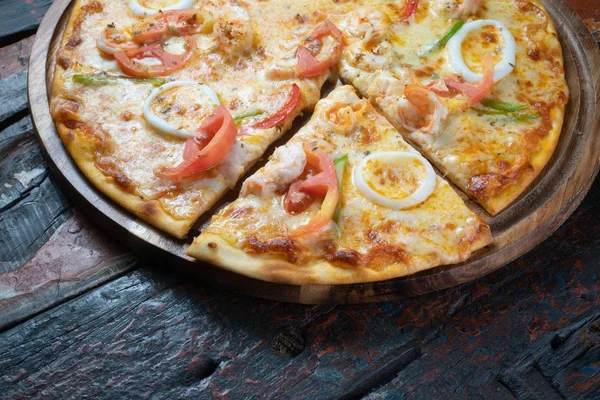 Nahaufnahme Von Frischer Leckerer Pizza Mit Meeresfrüchten Tomaten Paprika Und — Stockfoto
