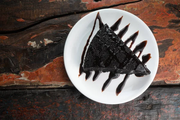 Stück Schokoladenkuchen Isoliert Auf Rustikalem Holztisch — Stockfoto